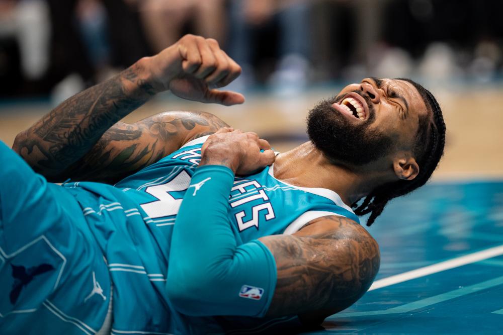 NBA最新交易传闻：杜兰特加盟湖人，詹姆斯笑容满面